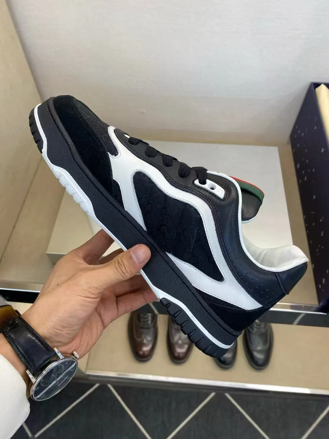 Factory price: 420💰Gucci new men's shoes GUCCI [Lightning] latest shoes are shipped. Original quality, fashionable, made of special materials, sheepskin lining, brand new packaging. The foot feels super comfortable and the workmanship is impeccable. Size: Men's 38-44, customized 45